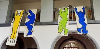 Schule mit Fahnen
